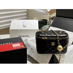 CHANEL CLUTCH WITH CHAIN