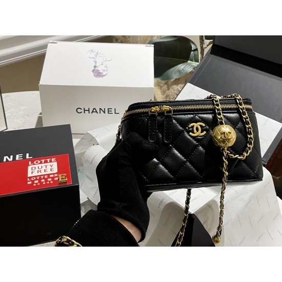 CHANEL CLUTCH WITH CHAIN