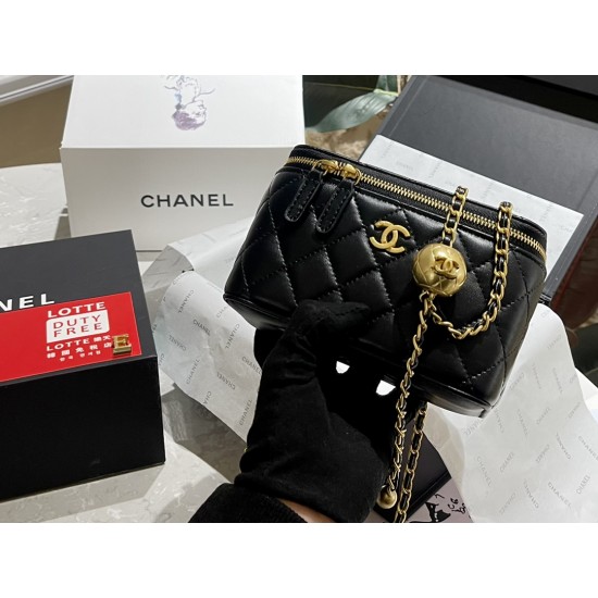 CHANEL CLUTCH WITH CHAIN