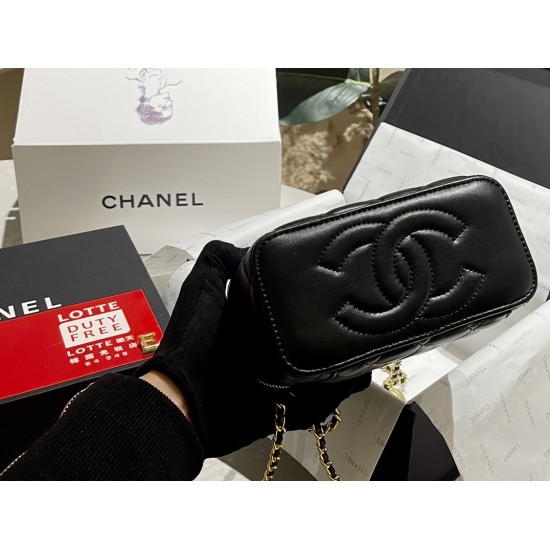 CHANEL CLUTCH WITH CHAIN