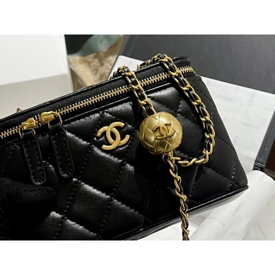 CHANEL CLUTCH WITH CHAIN