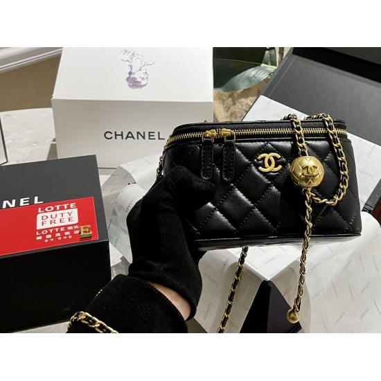 CHANEL CLUTCH WITH CHAIN