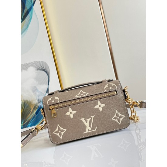 LV POCHETTE METIS EAST WEST