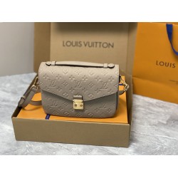 LV POCHETTE METIS