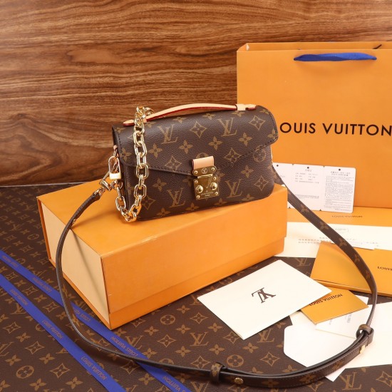 LV POCHETTE METIS EAST WEST