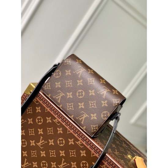 LV STEAMER WEARABLE WALLET